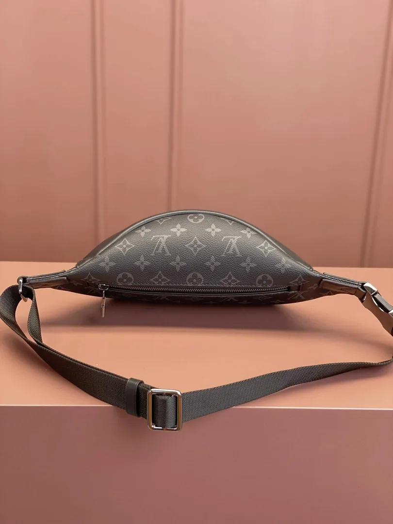 Louis Vuitton Discovery Rush Belt Bag — photo 9