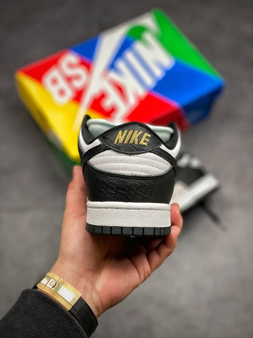 Nike SB Dunk Low Supreme Collaboration Sneakers — photo 12