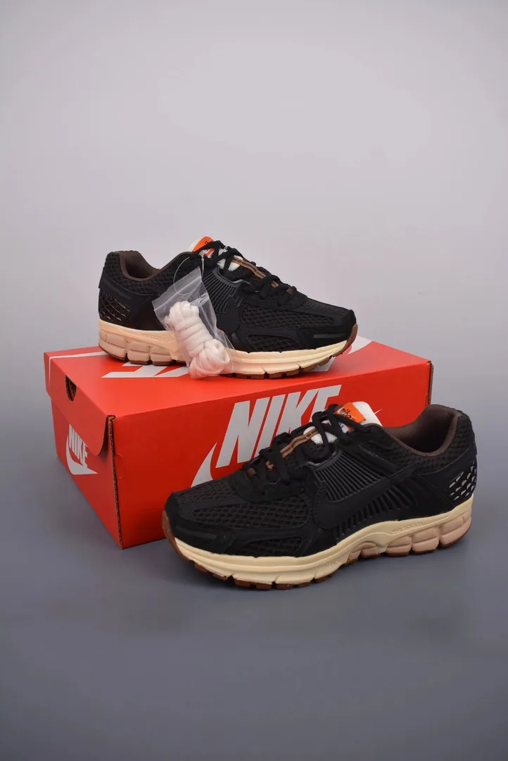 Nike Vomero 5 Sneakers — Photo 14