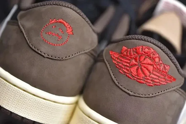 Jordan 1 Low Travis Scott Running Shoes — Photo 12