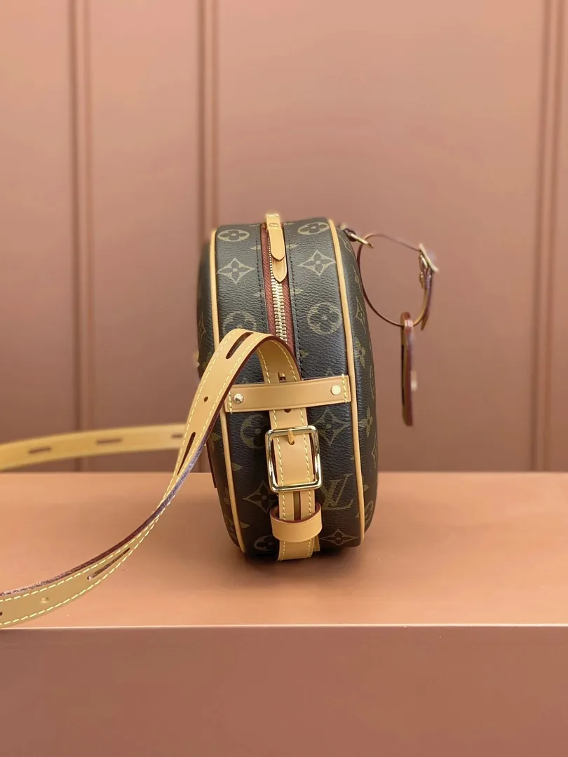 Louis Vuitton Monogram Shoulder Bag — photo 7