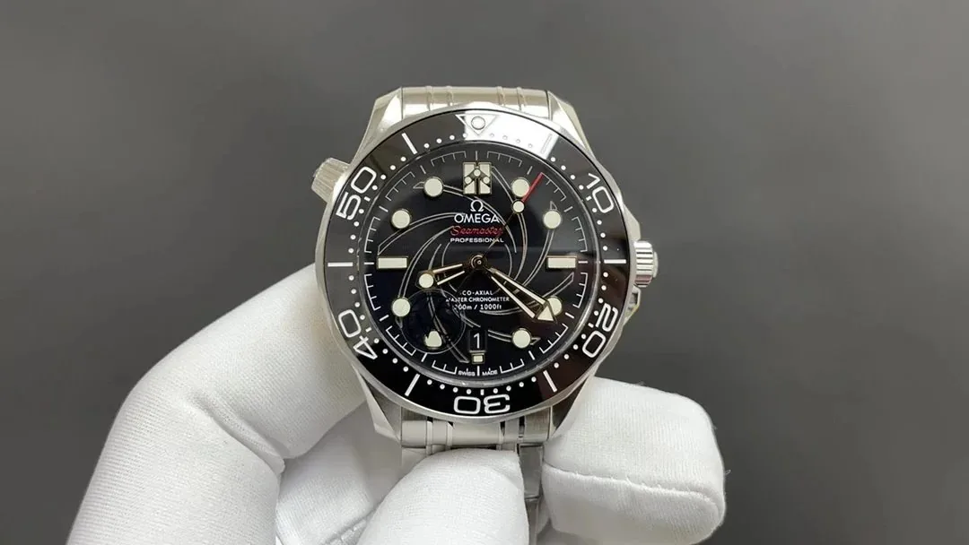 Rolex Rose Gold Blue Dial Rubber Strap Watch — Photo 10