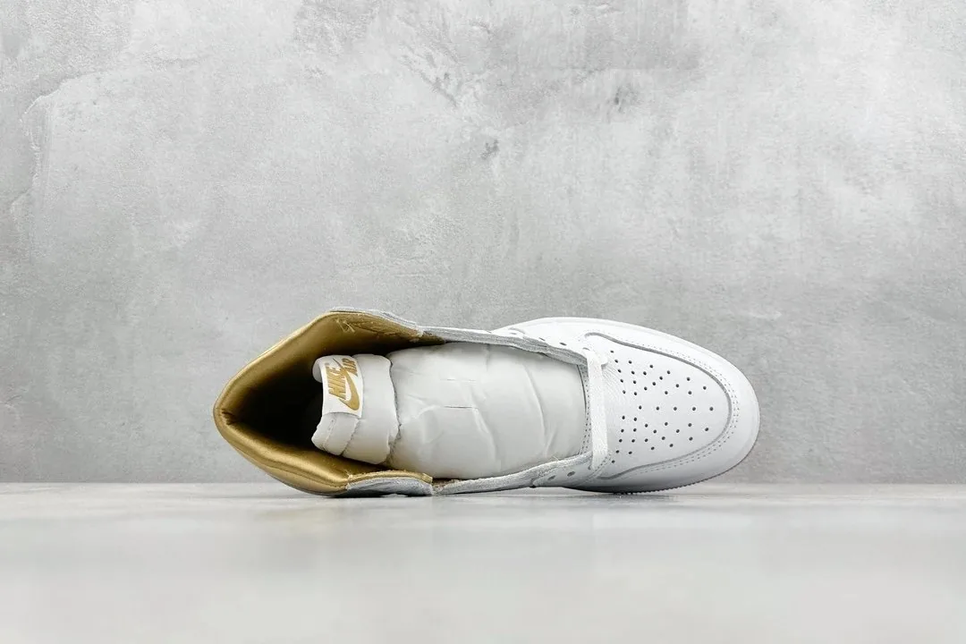 Air Jordan 1 High Metallic Gold — Photo 10