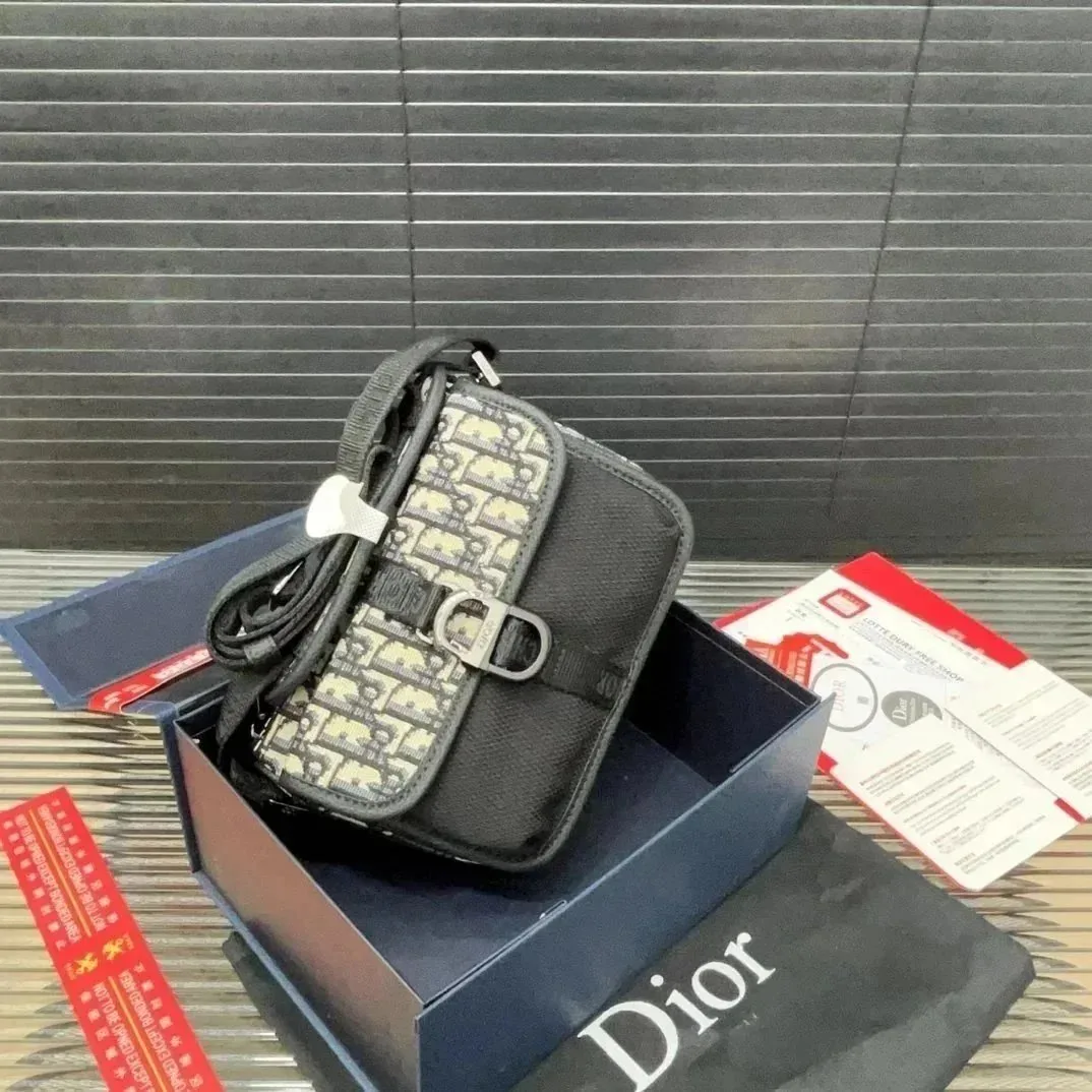 Small Square Camera Bag — Photo 14