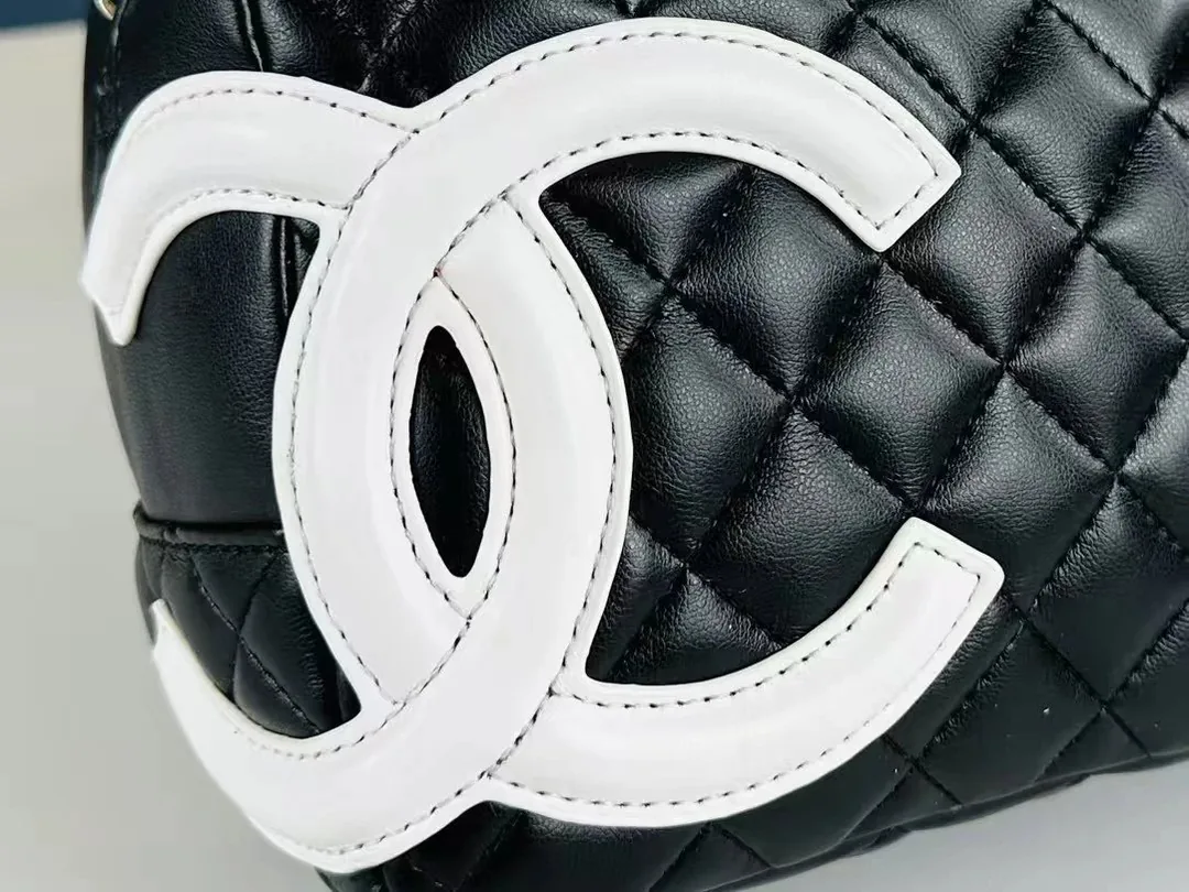Chanel Leather Shoulder Bag — photo 6