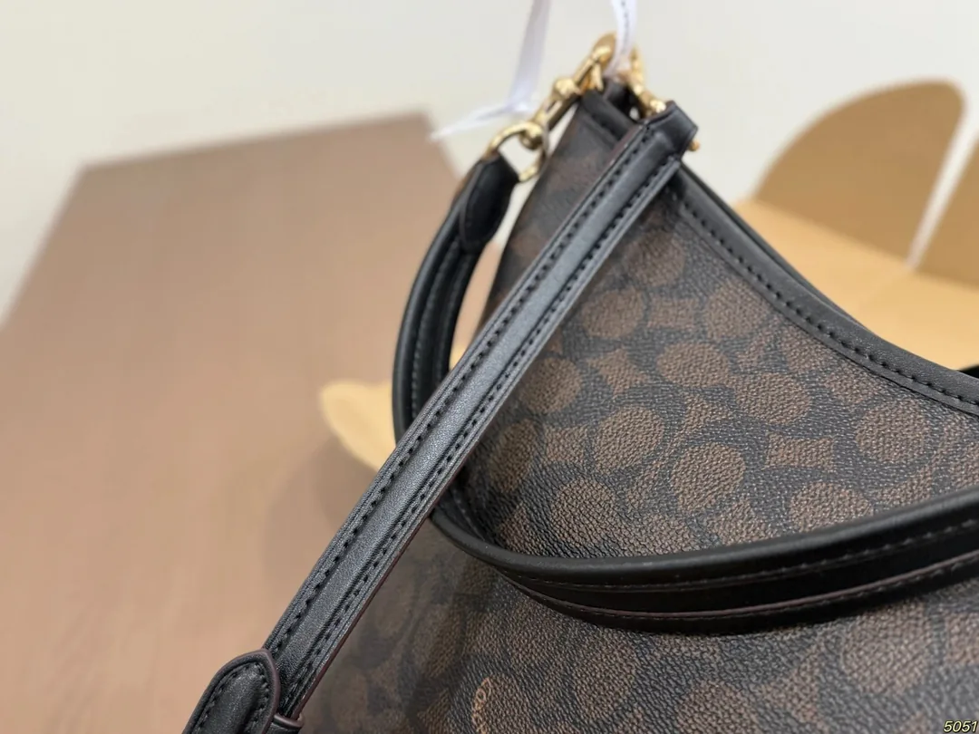 Coach Underarm Shoulder Bag — QC