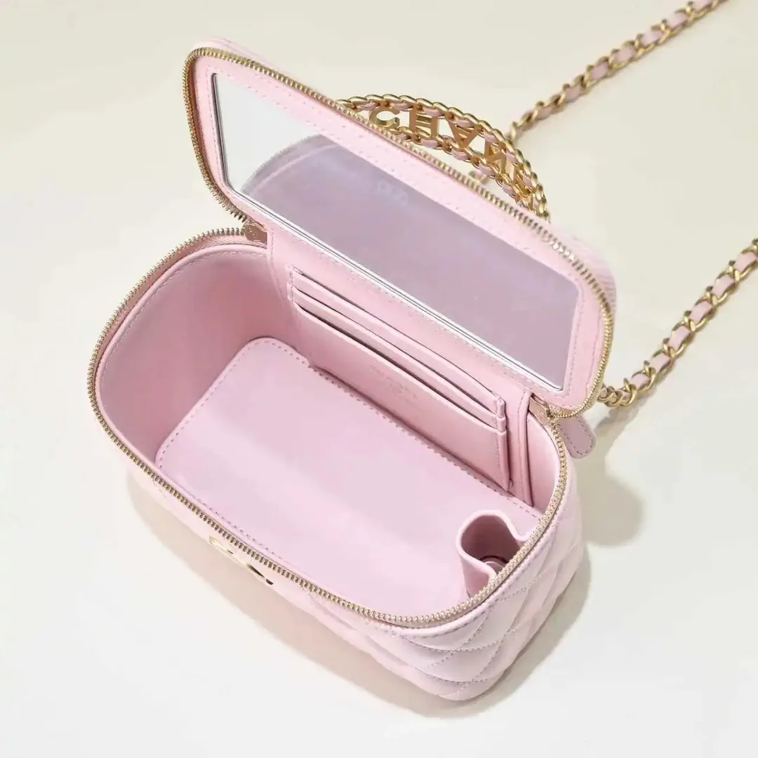 Chanel Leather Handbag — Zdjęcie 13