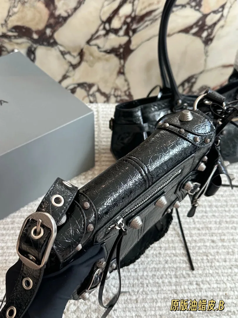 Balenciaga Le Duffle Waxed Leather Bag — photo 2