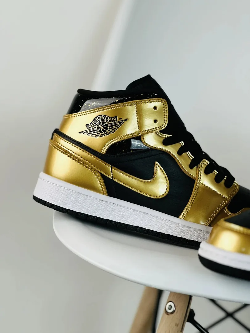 Air Jordan 1 High Metallic Gold — Photo 12