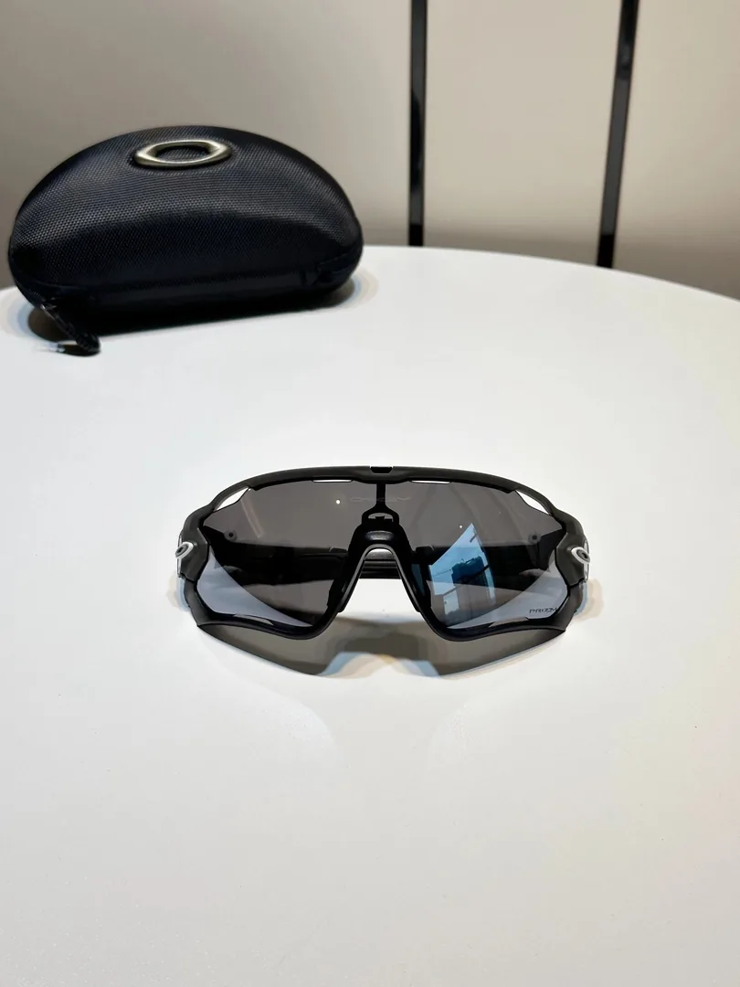 Polarized Lightweight Sport Sunglasses — Photo 3
