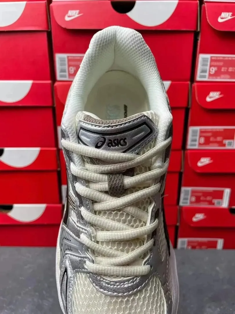 Asics White Athletic Sneakers — Photo 5