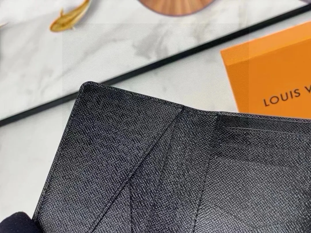 Louis Vuitton Short Leather Wallet — photo 9