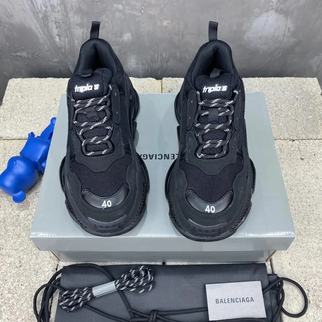 Balenciaga Triple S Black — Photo 2
