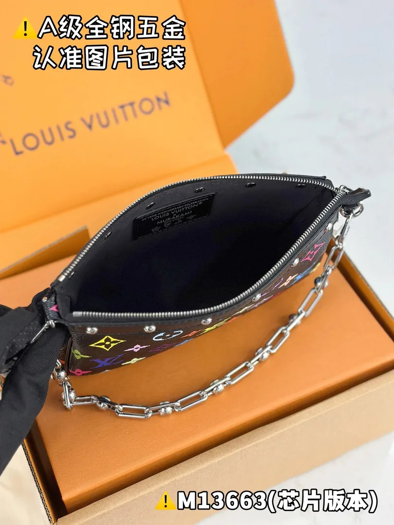 Louis Vuitton Pochette Bag — Zdjęcie 9