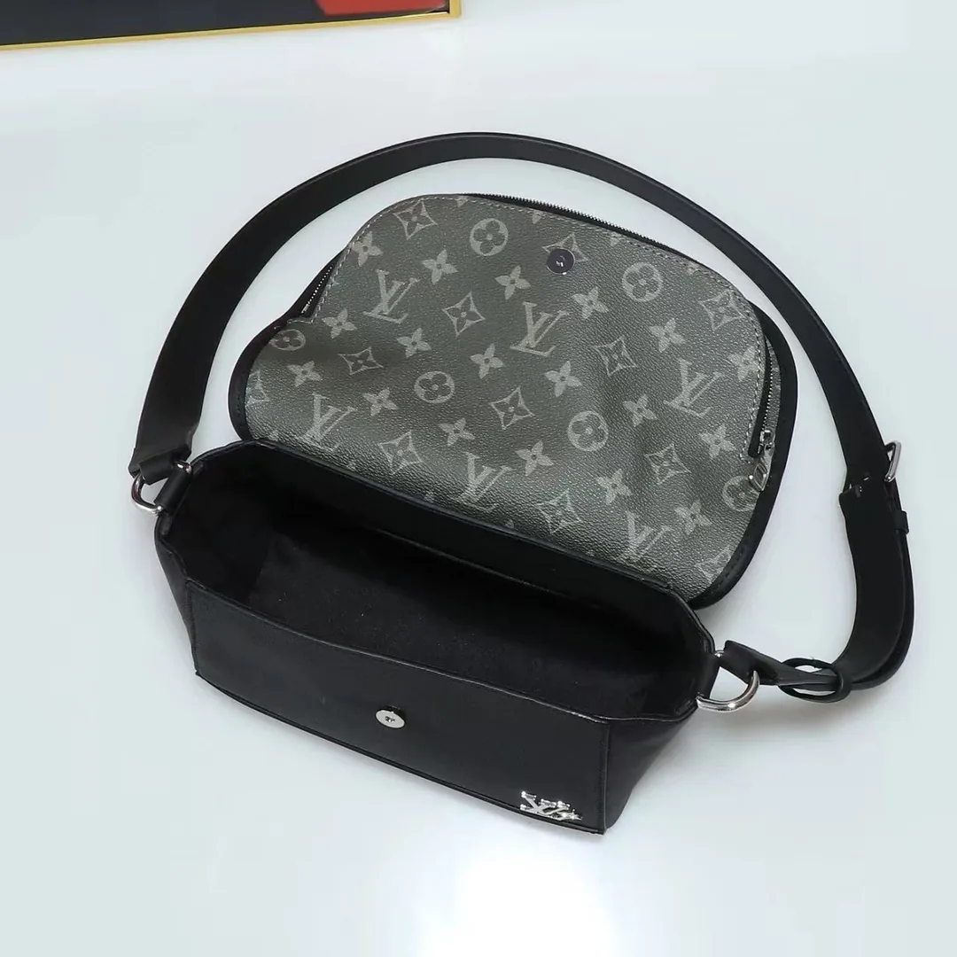 Louis Vuitton Leather Shoulder Bag — photo 3