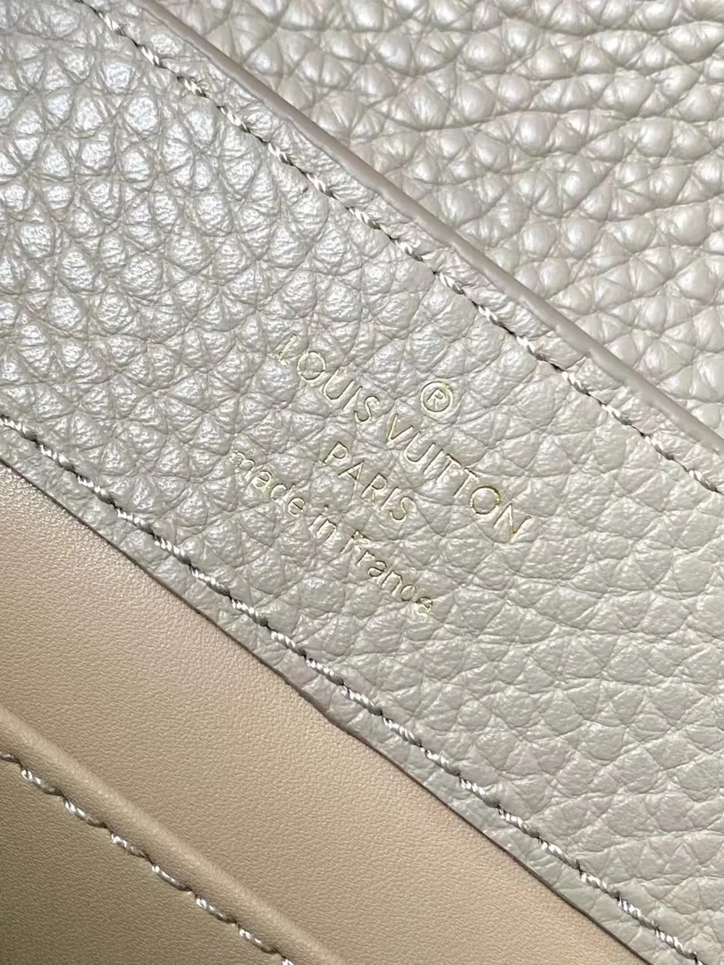 Louis Vuitton Leather Shoulder Bag — photo 6