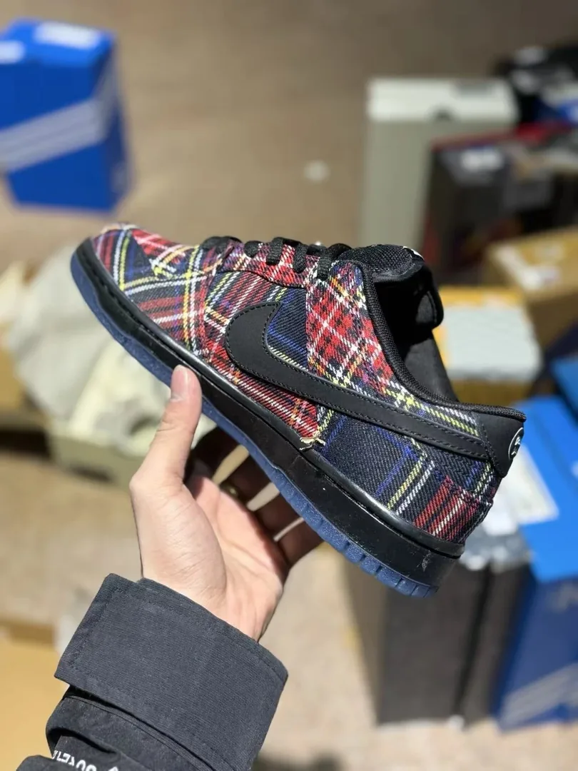 Nike Dunk Low SB Nardwuar Collaboration Sneakers — Photo 6