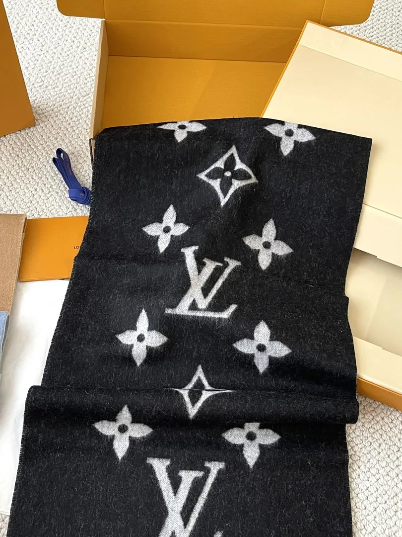 Wool Scarf — Photo 2