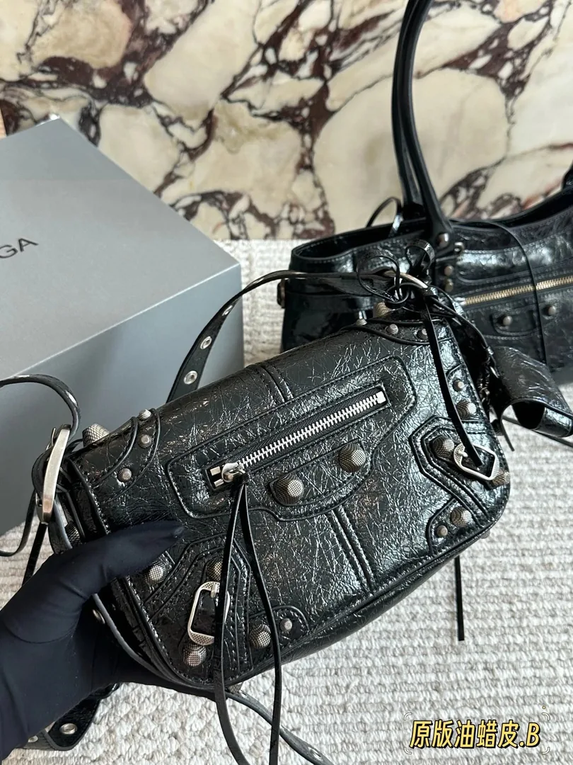 Balenciaga Le Duffle Waxed Leather Bag — photo 4