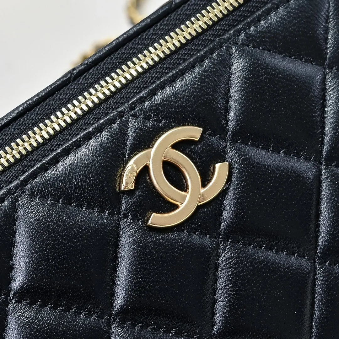 Chanel Leather Handbag — photo 7