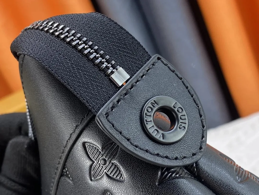 Louis Vuitton Leather Clutch — photo 12
