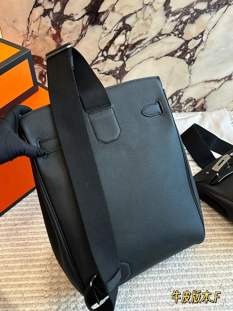 Hermes Leather Handbag — Photo 13