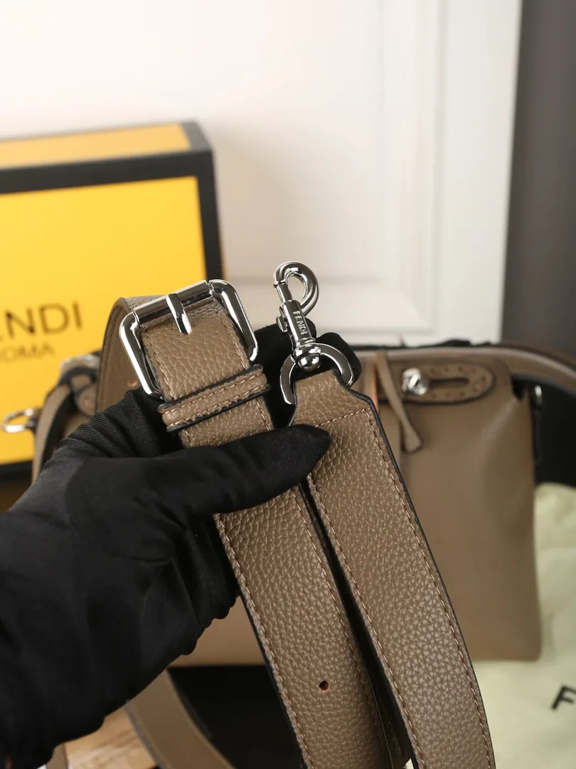 Fendi By The Way Soft Boston Bag — Zdjęcie 15