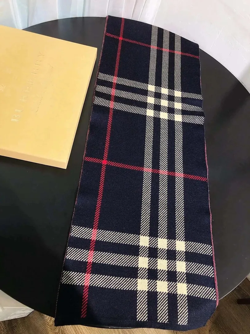 Double-Sided Cashmere Scarf — Photo 3