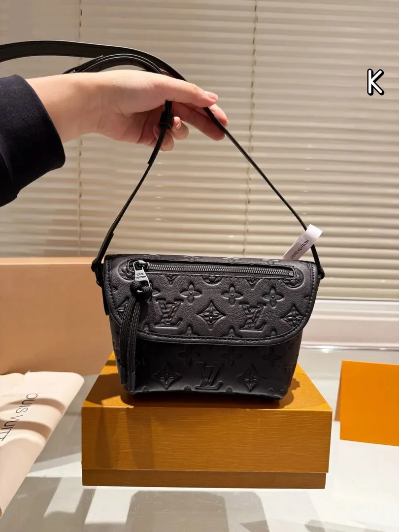 Louis Vuitton S Lock Leather Bag — Photo 12