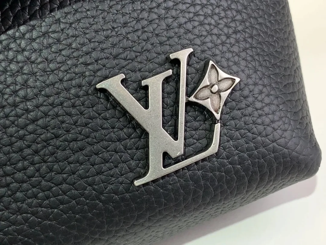 Louis Vuitton Leather Shoulder Bag — photo 12