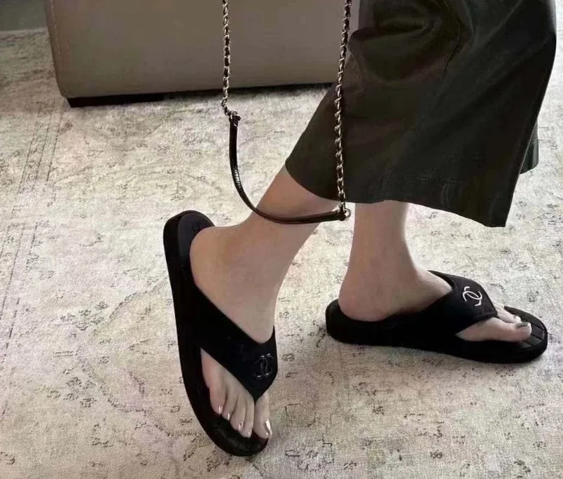 Chanel Black Double C Thong Slides — photo 2