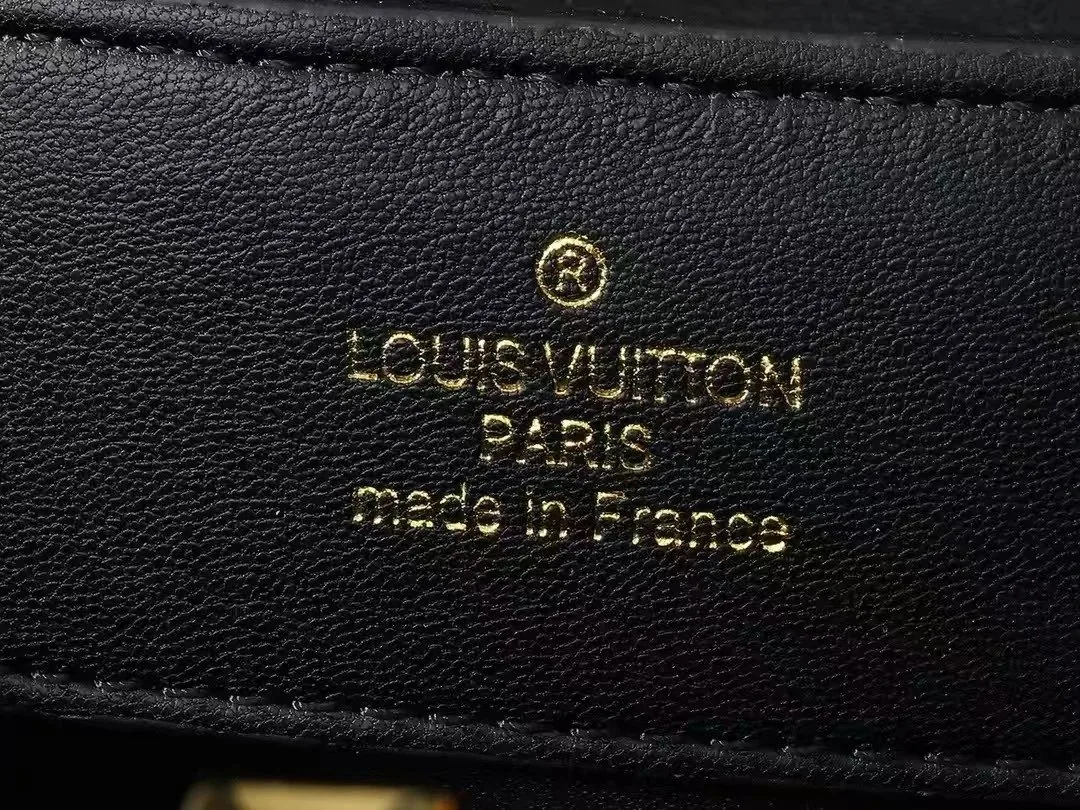 Louis Vuitton Leather Handbag — photo 5