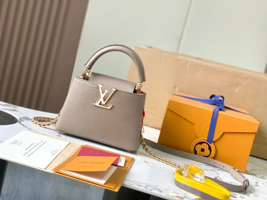 Louis Vuitton Leather Shoulder Bag — photo 5