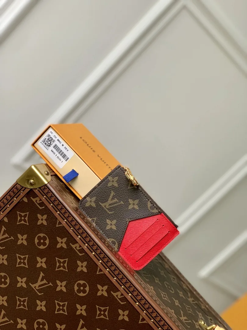 Louis Vuitton Leather Card Holder — Photo 7