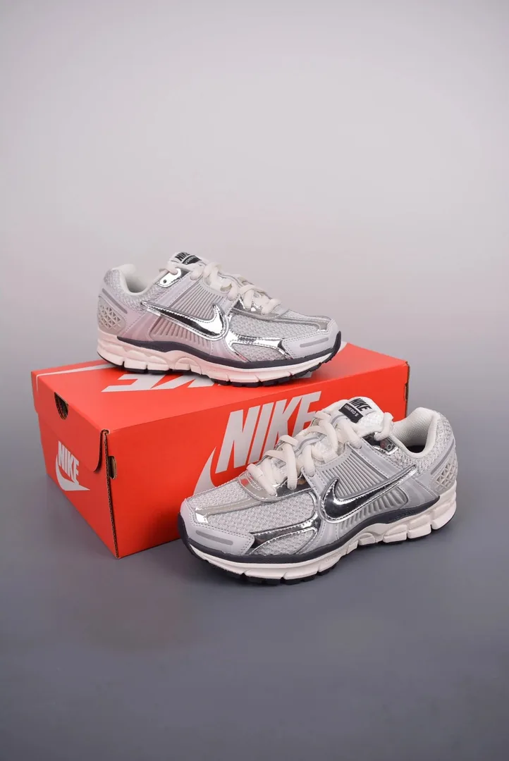 Nike Vomero 5 Sneakers — Photo 8
