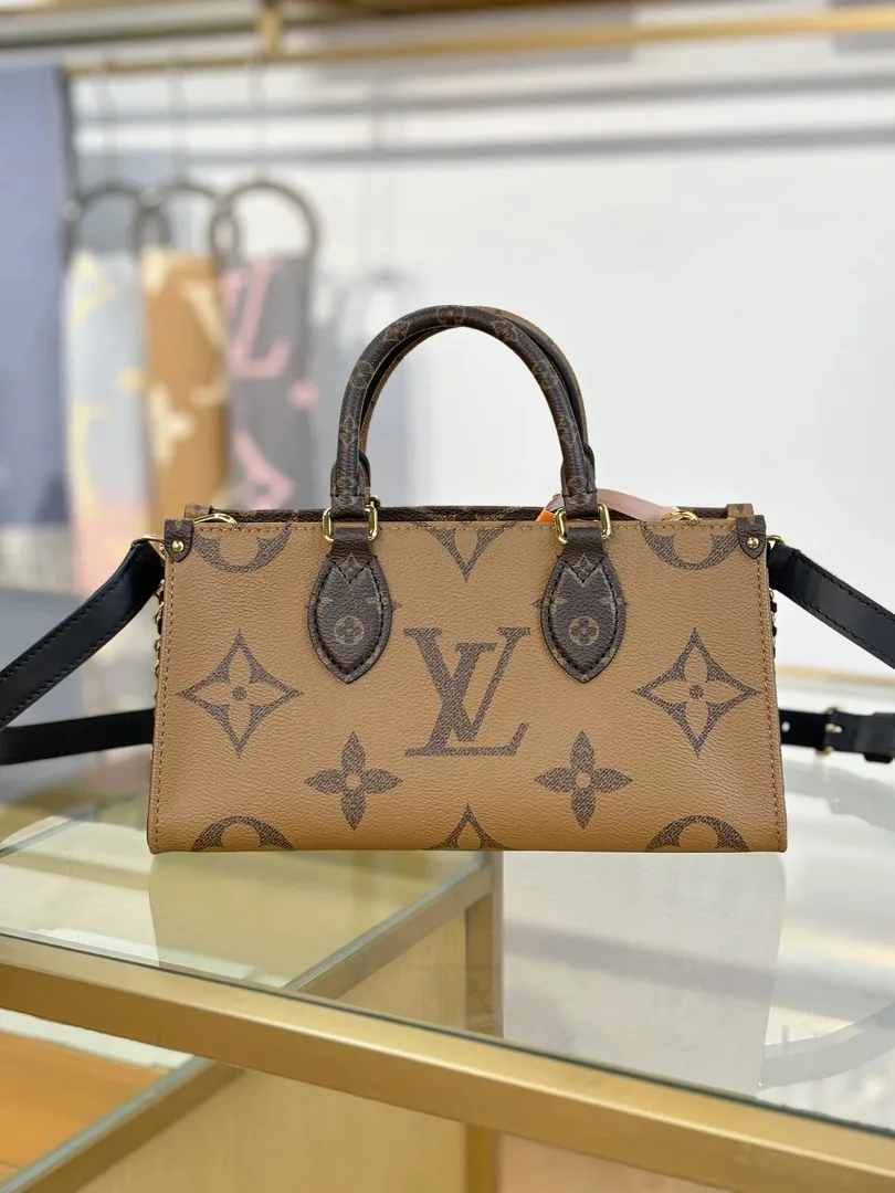 Louis Vuitton OnTheGo East West Chain Bag — Zdjęcie 8