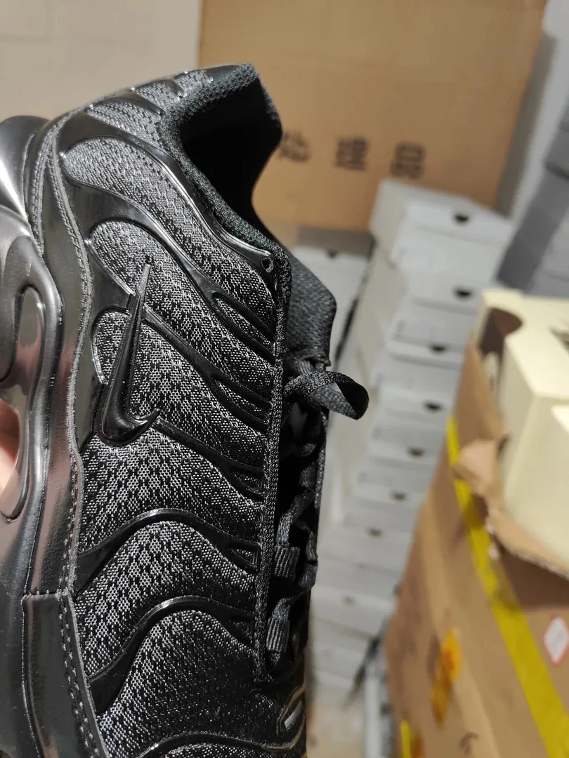 Black Nike Air Max Plus TN — Photo 5