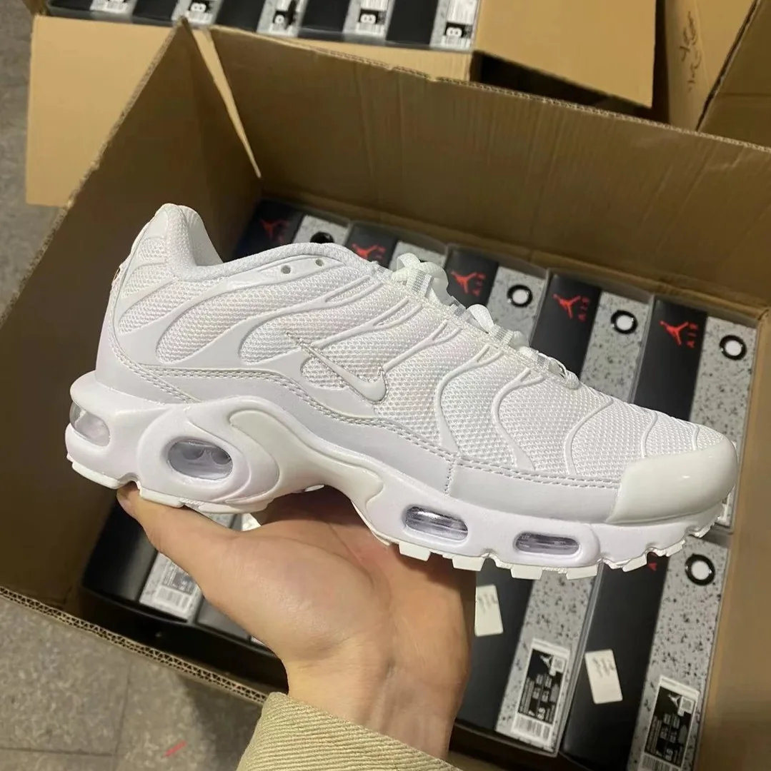 Black Nike Air Max Plus TN — Photo 8