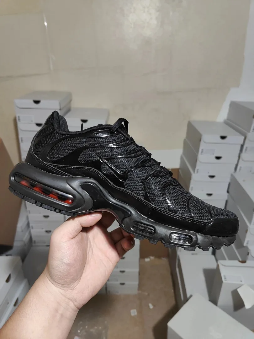 Black Nike Air Max Plus TN — Photo 9