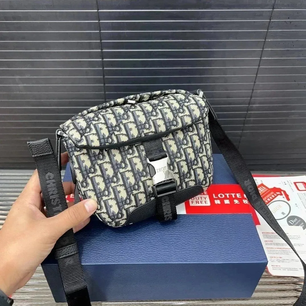 Small Square Camera Bag — Photo 12