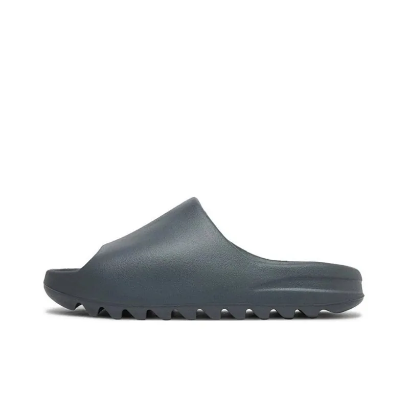 Yeezy Slides — Photo 11
