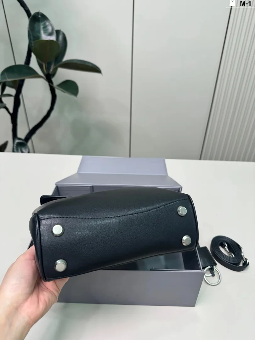 Balenciaga Leather Tote Bag — Photo 3