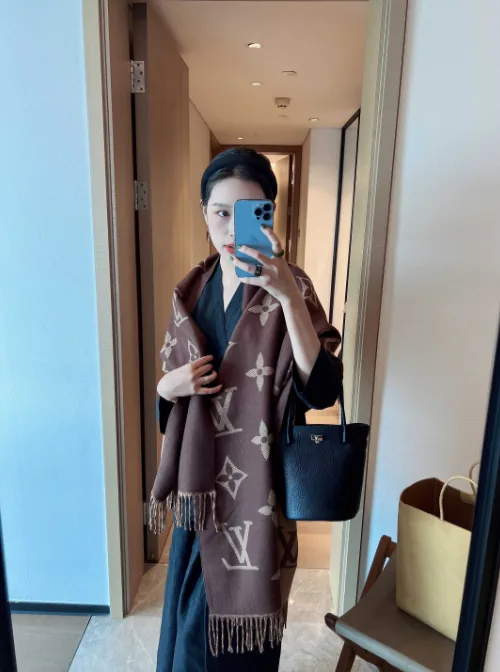 Louis Vuitton Monogram Flower Cashmere Scarf Collection — photo 3