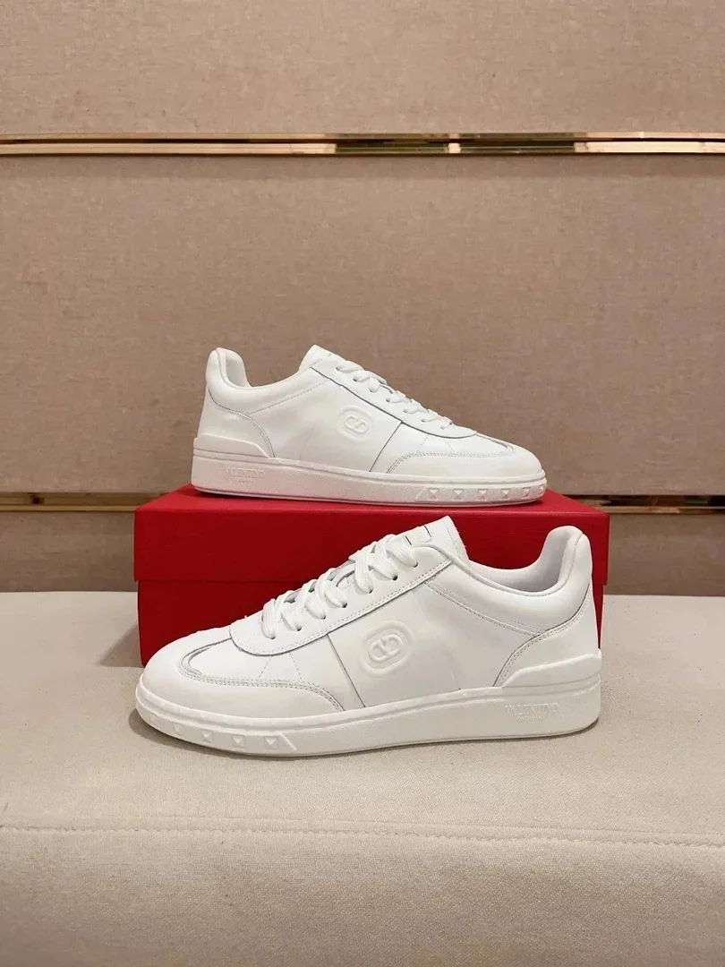 Valentino Pink Low-Top Sneakers — Photo 13
