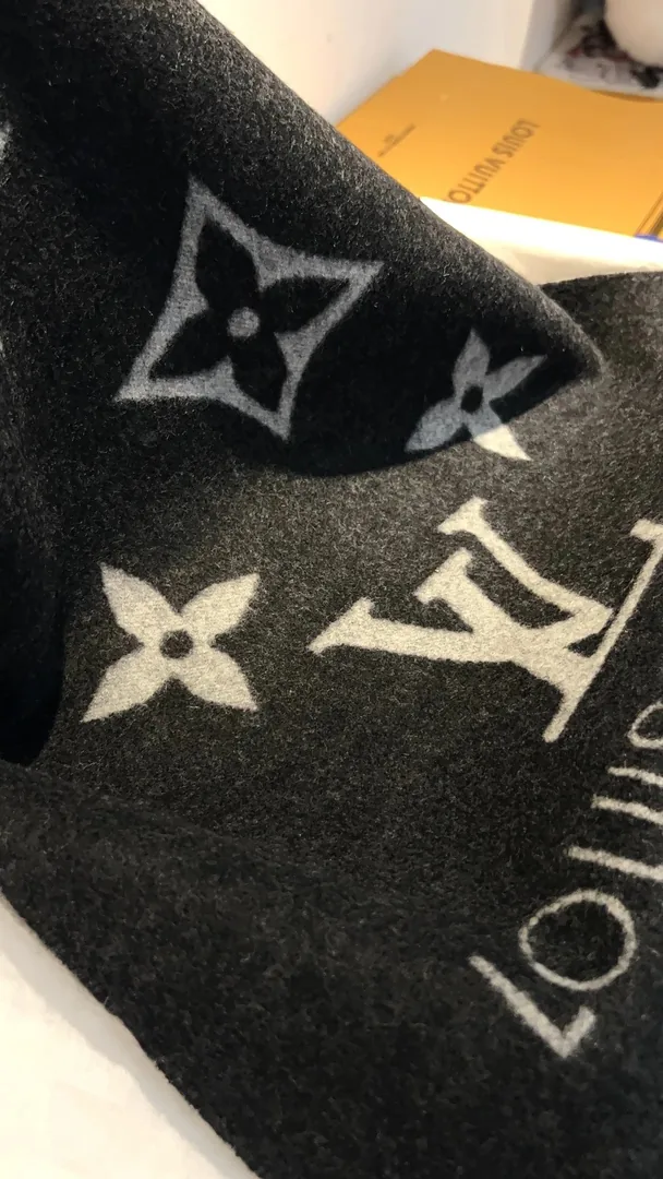 Wool Scarf — Photo 10