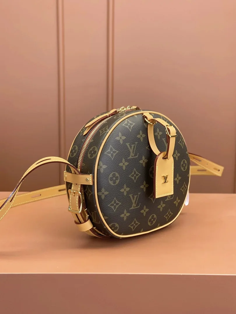 Louis Vuitton Monogram Shoulder Bag — photo 3