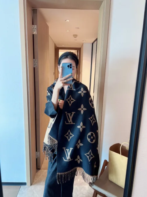 Louis Vuitton Monogram Flower Cashmere Scarf Collection — photo 5