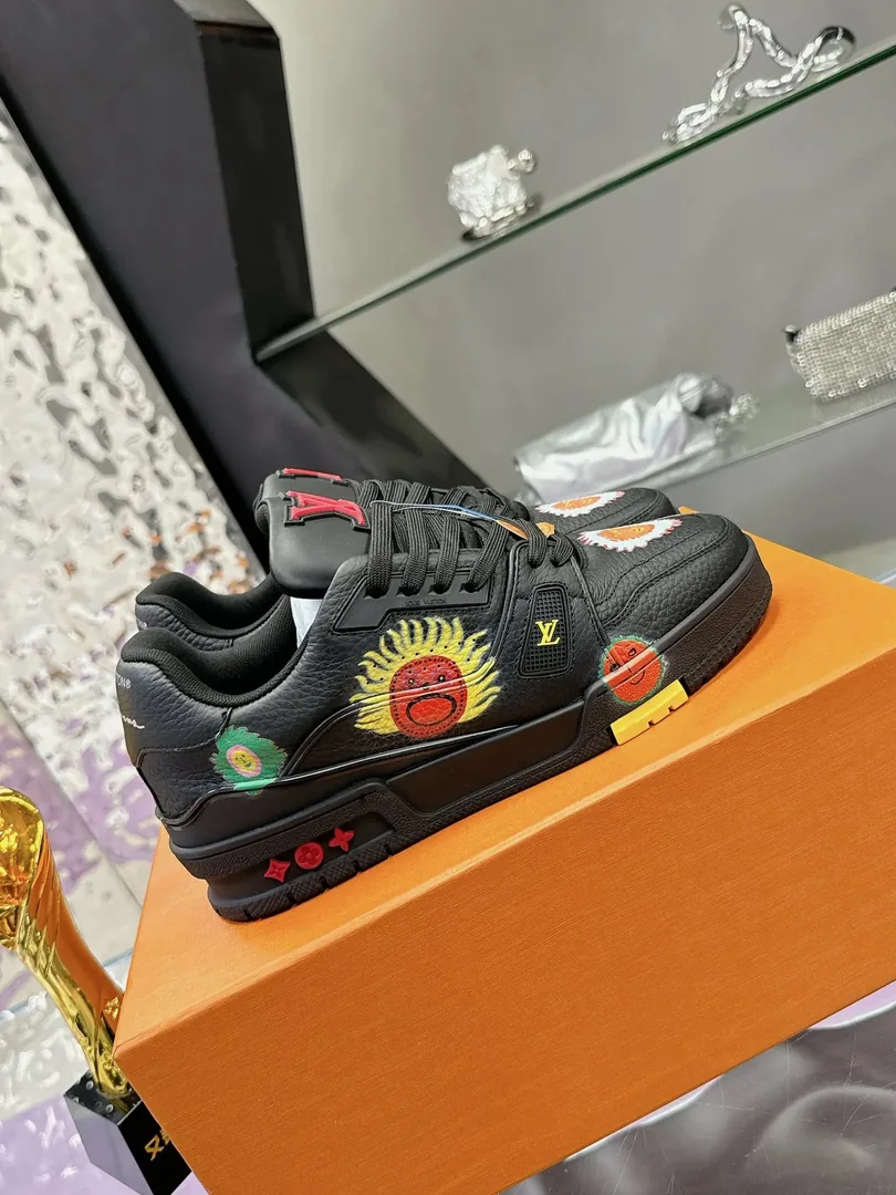 Louis Vuitton LV Trainer Graffiti Print Low-Top Trainers — Photo 2