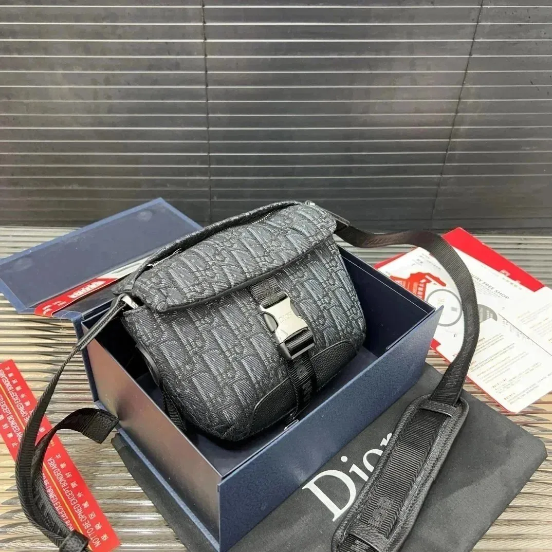 Small Square Camera Bag — Photo 10