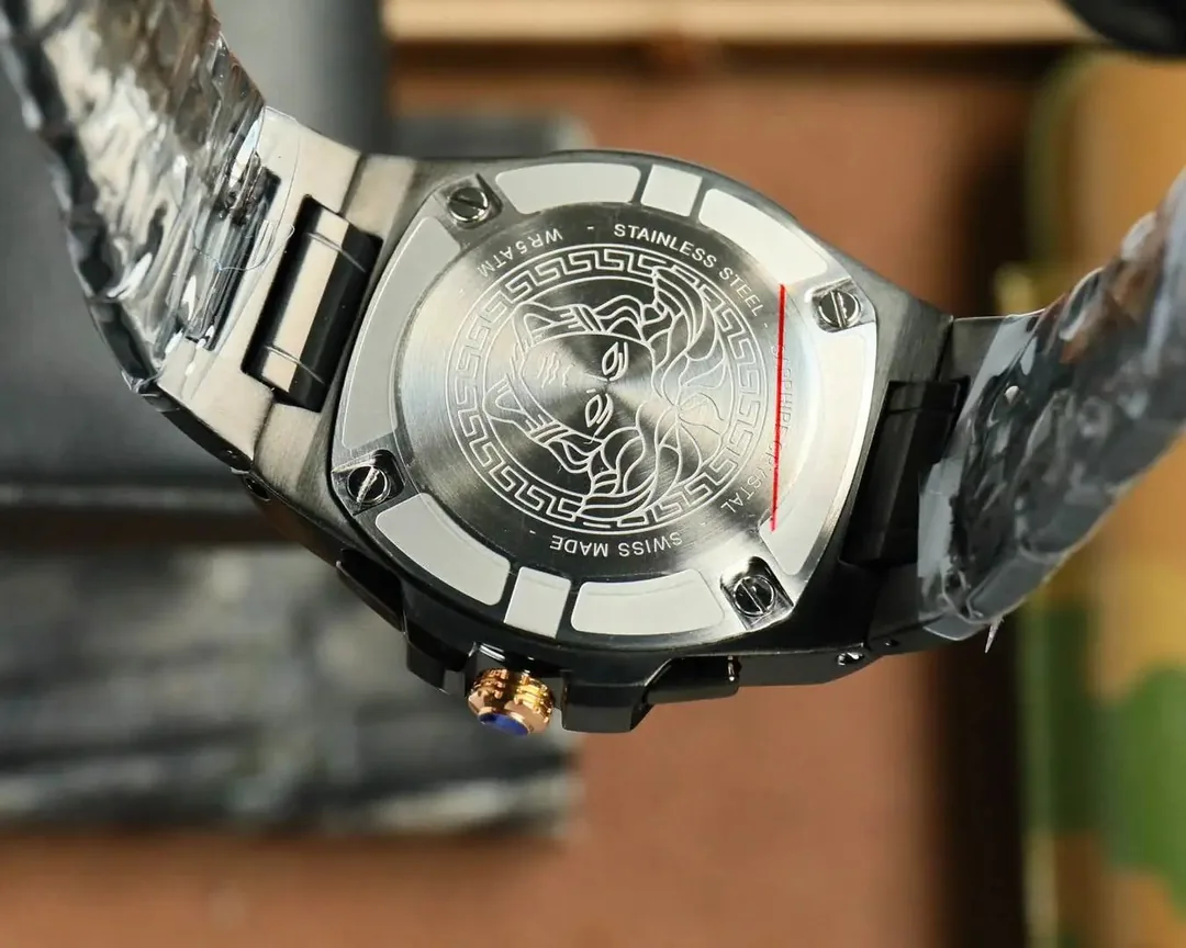 Men's Analog Wristwatch — QC